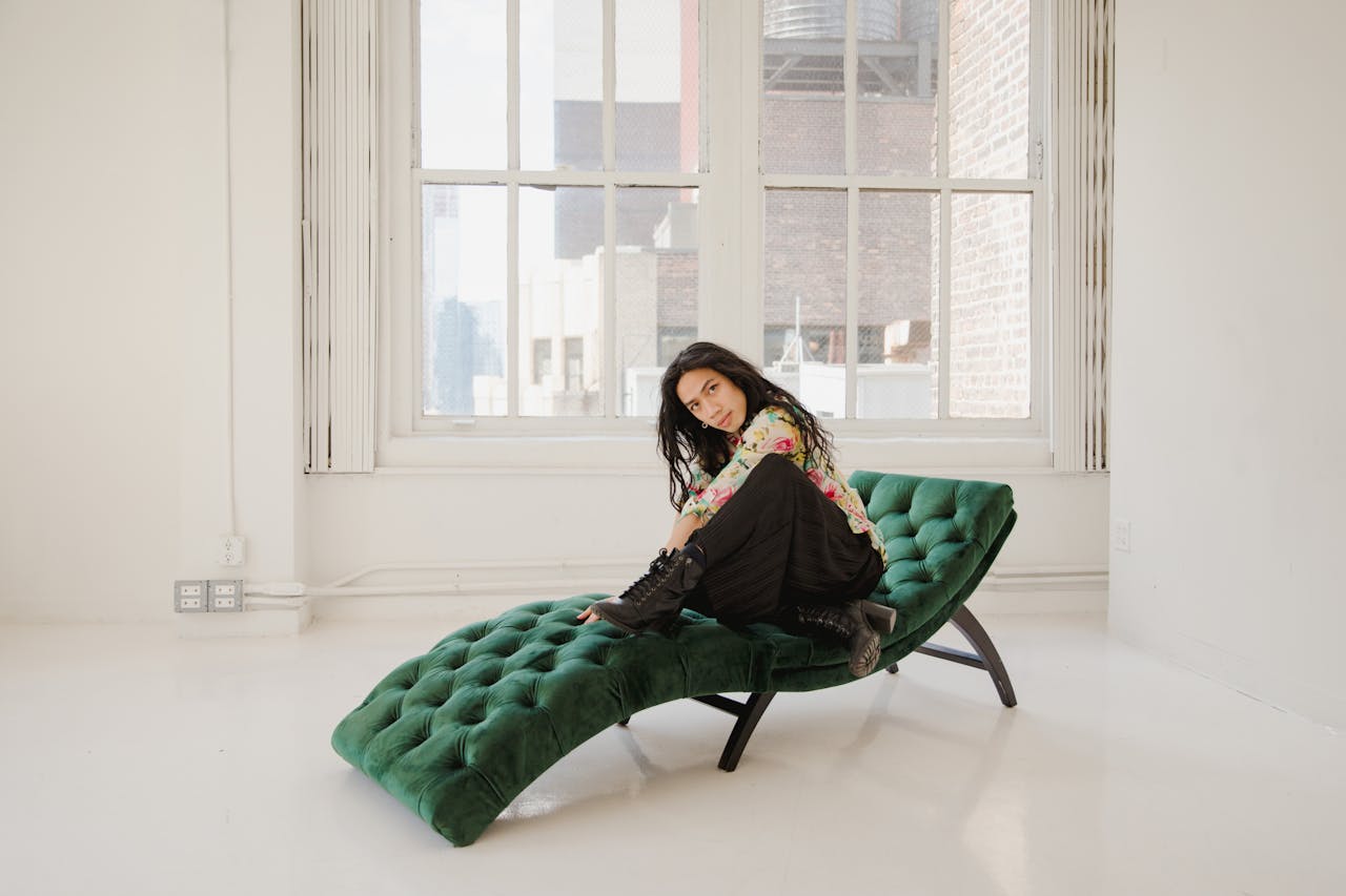 kobieta na zielonym szezlongu